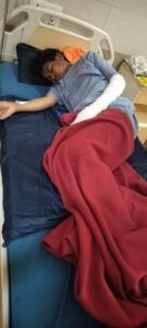 बिना सुरक्षा उपकरण के कार्य कर रहे बिजली कर्मचारी करंट की चपेट में, बड़ा हादसा टला